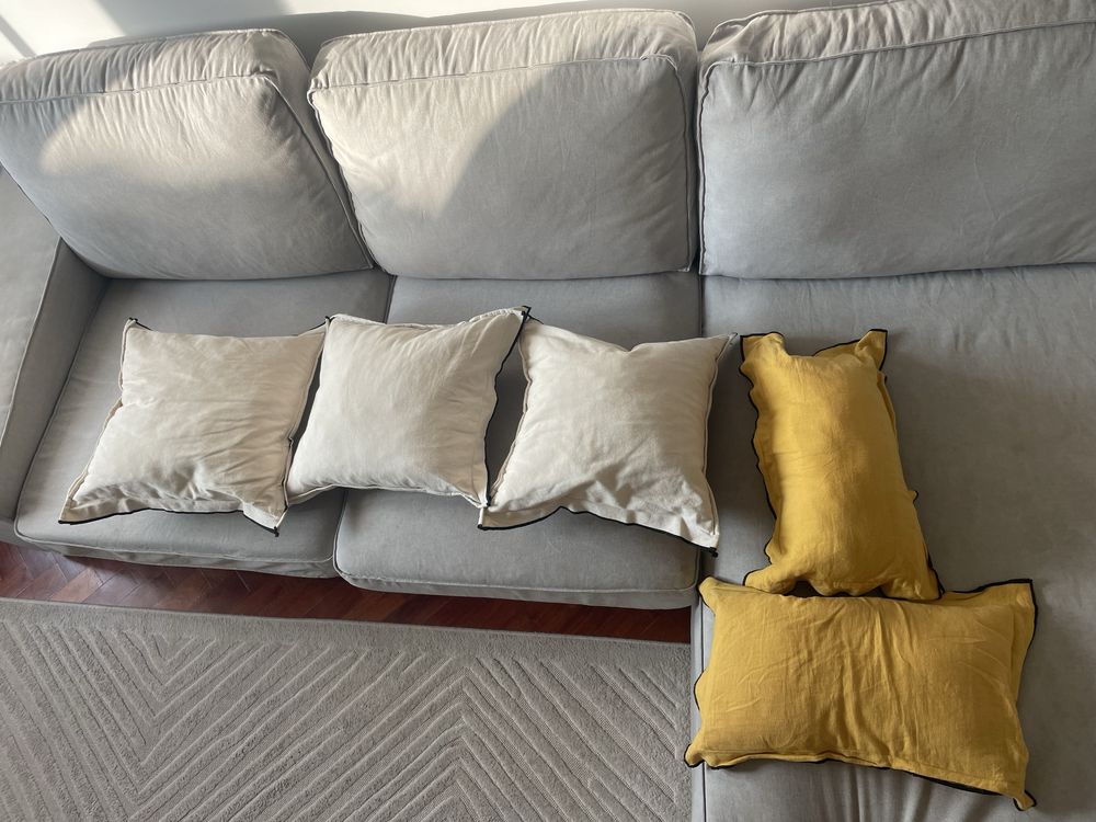 Sofá Kivik IKEA 3 lugares com chaise longue