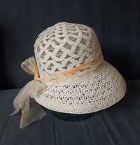 Бежевая летняя шляпка с соломки