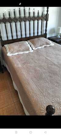 Cama de casal de madeira