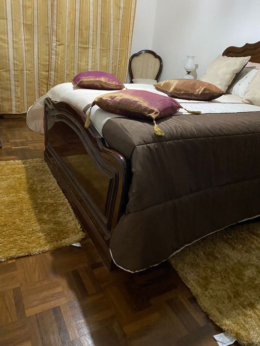 Cama com colchão e 2 mesas de cabeceira