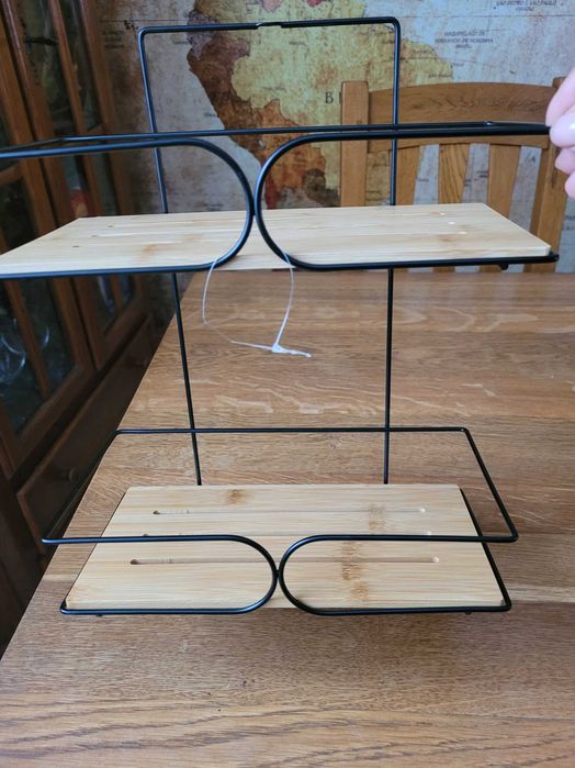 Sprzedam półke drewnianą z czarnym metalem. Z 2 wieszaczkami.