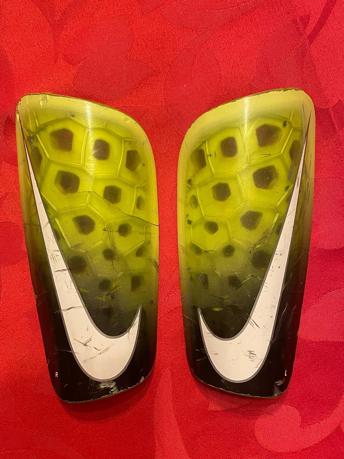 Caneleiras Nike 17cm