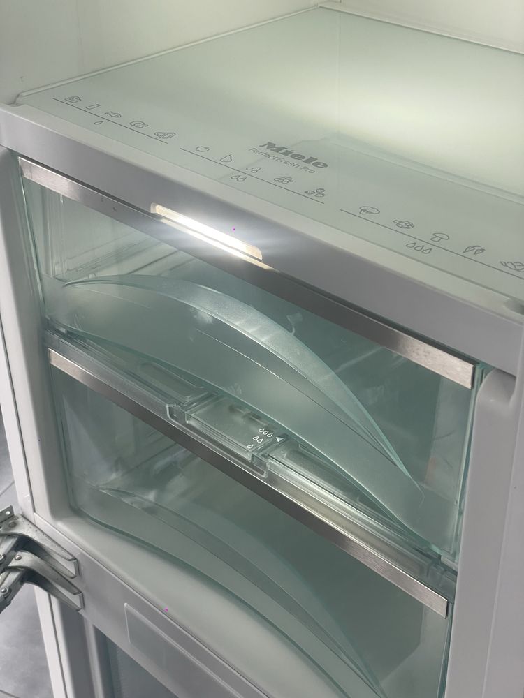 Вбудований Холодильник Miele KFN 37682 No Frost/BioFresh/Сенсорний!