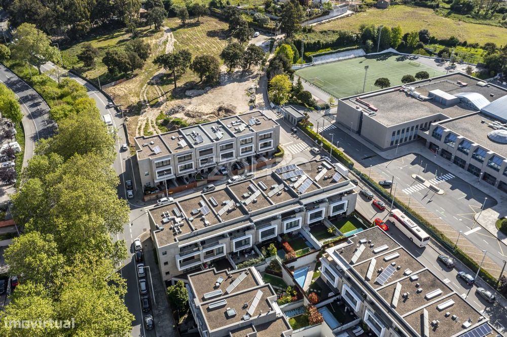 Moradia T4 com piscina, 2 terraços e ascensor junto à CUF, Porto