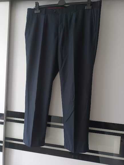 Garnitur męski, dwuczęściowy.