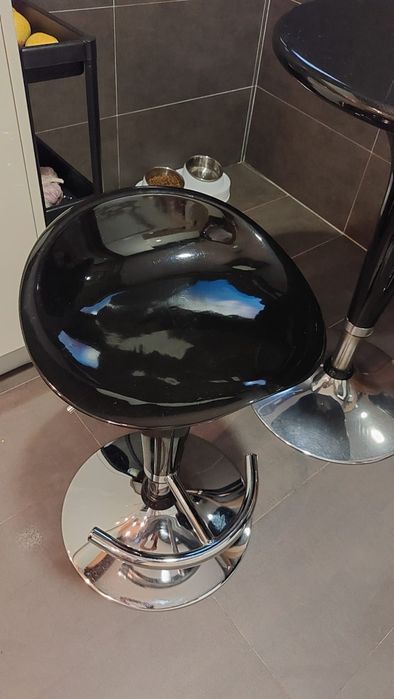 Conjunto de mesa e bancos