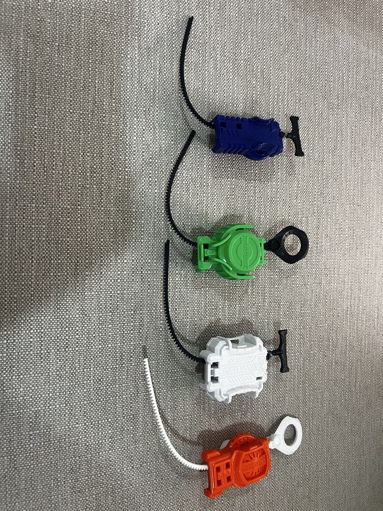 Beyblades originais e arenas