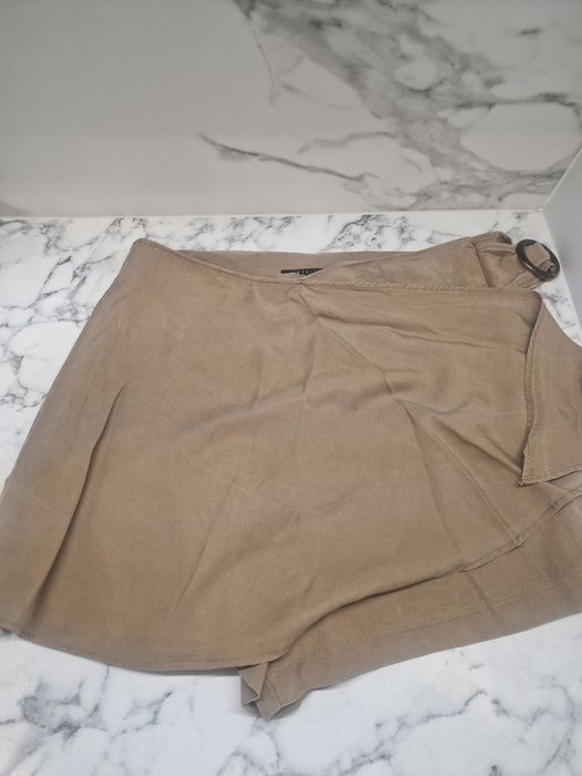 Damskie spodenki Mohito rozm. 40, wyglada jak krótka spódniczka