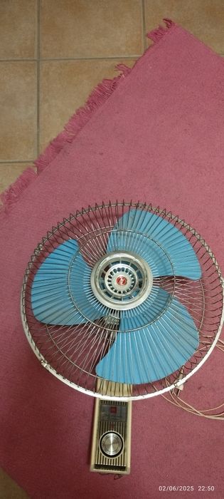 Ventoinha de parede. Em Loulé.