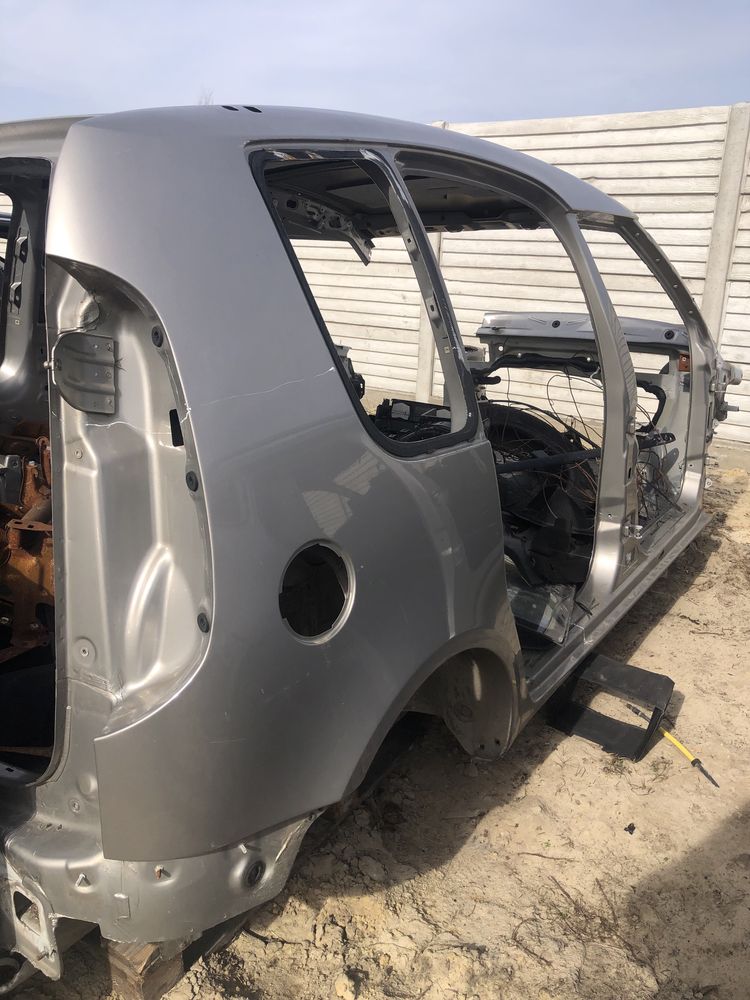 Четверть задня ліва права skoda roomster , praktic