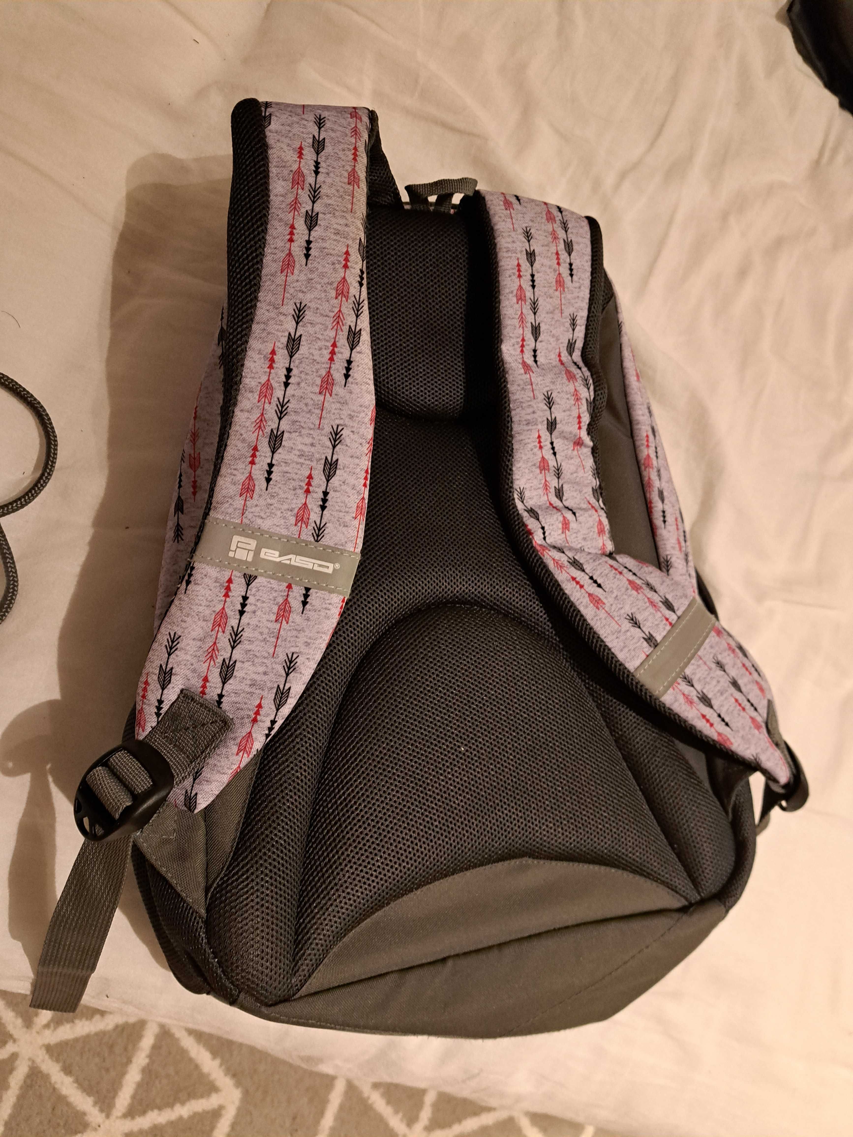 Plecak paso trzykomorowy z workiem plecakiem w zestawie
