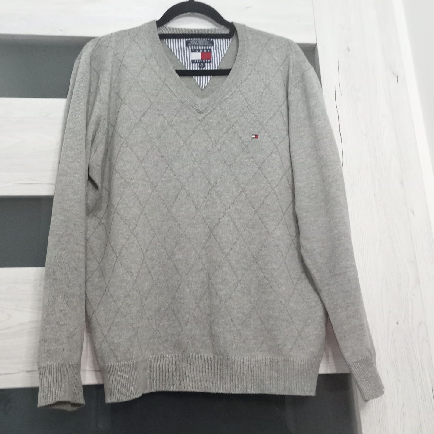 Sweter w serek męski Tommy Hilfiger M szary cienki casual w rombek