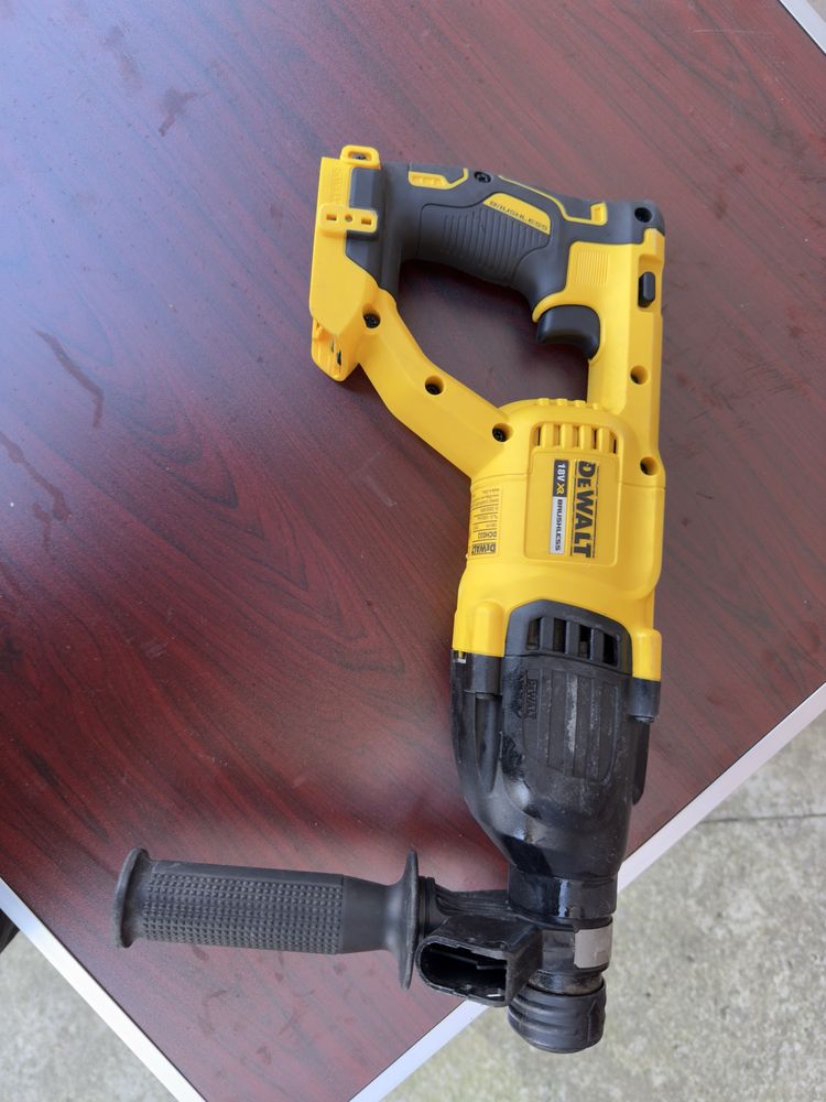 DeWalt перфоратор DCH033