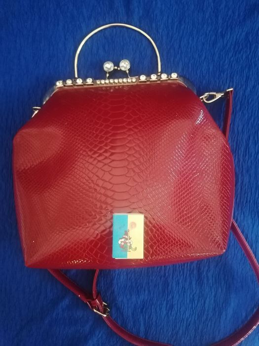 Продаю красную лаковую, нарядную сумку, среднего размера