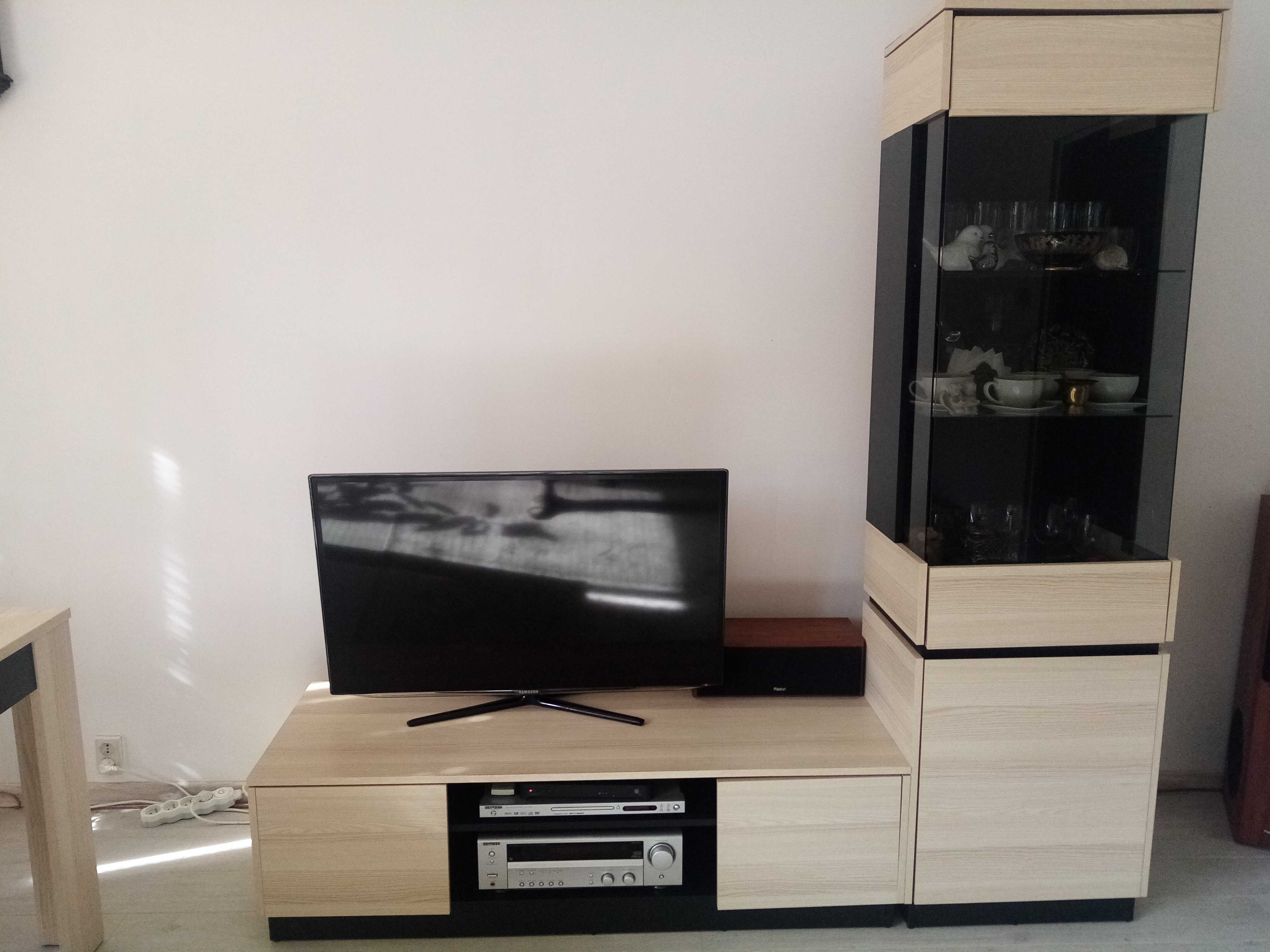 Komplet mebli do salonu (stół, witryna, szafka RTV)