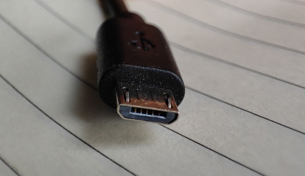 Ładowarka samochodowa micro USB 2A marki ISY