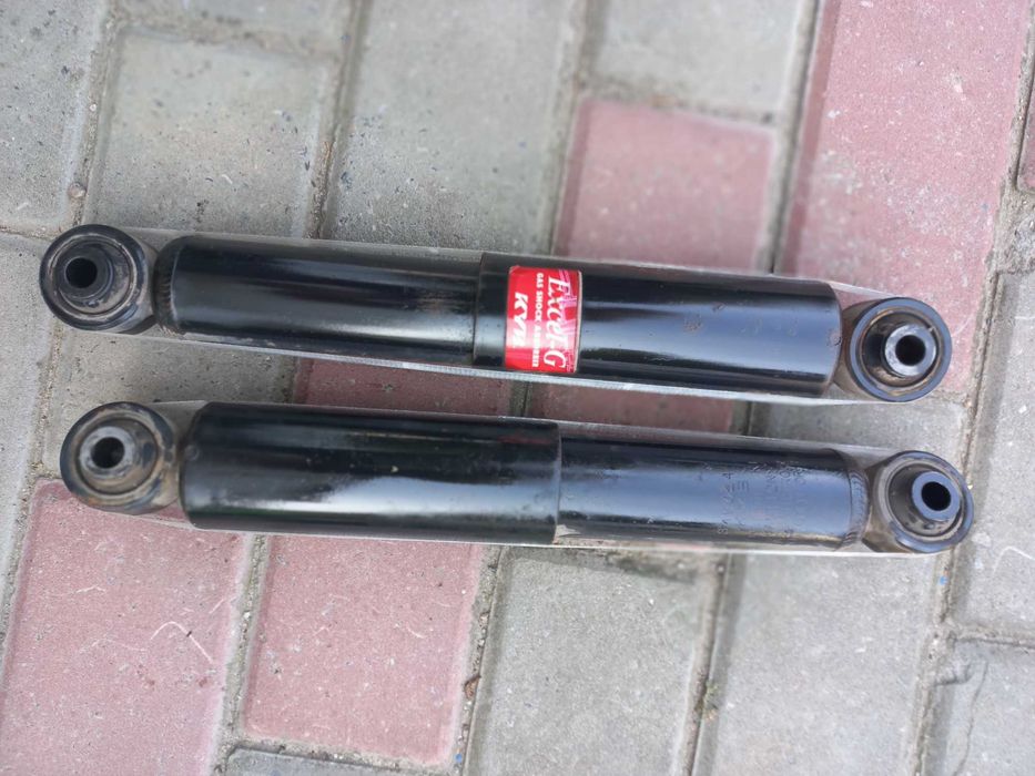 Задні амортизатори KYB авто RAF 4 2013-2018р.в. в відмінному стані