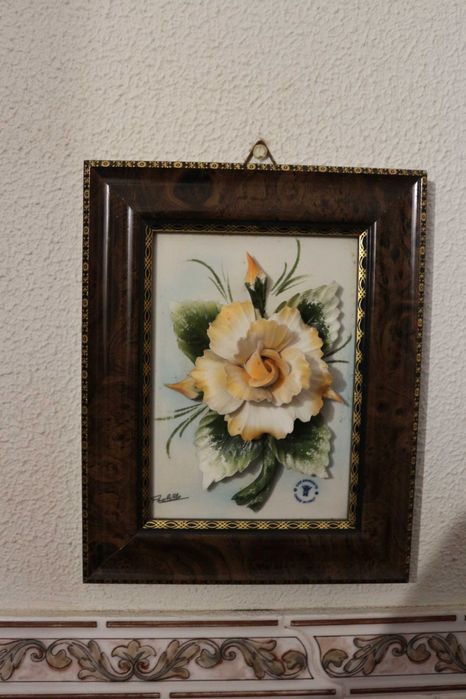 dois quadros decorativos em porcelana