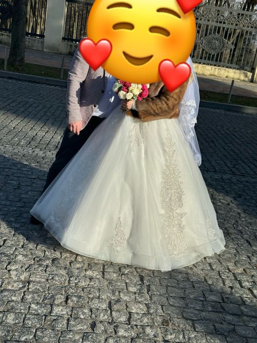 Блискуча весільна сукня