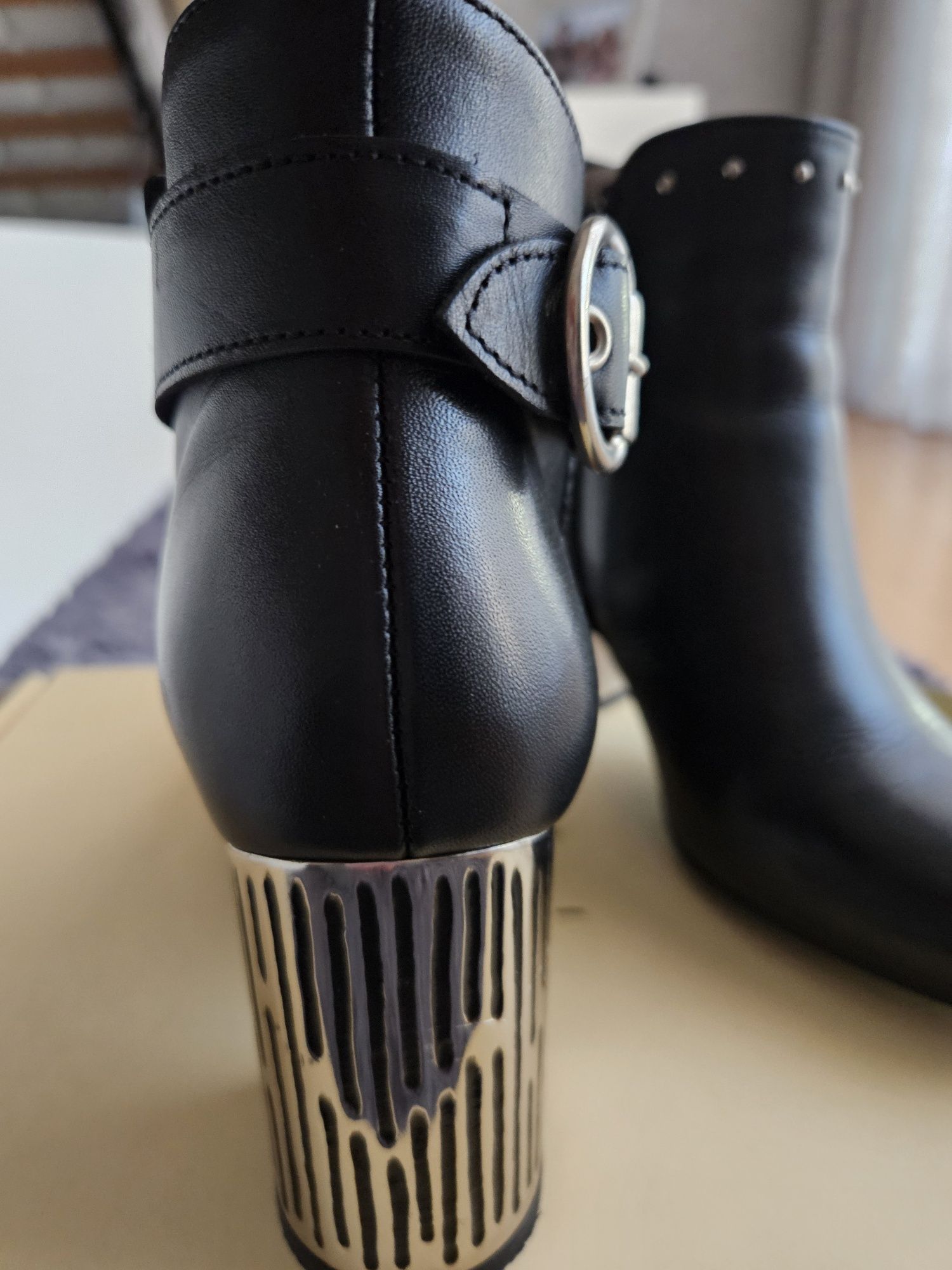 Botas em pele da MLY