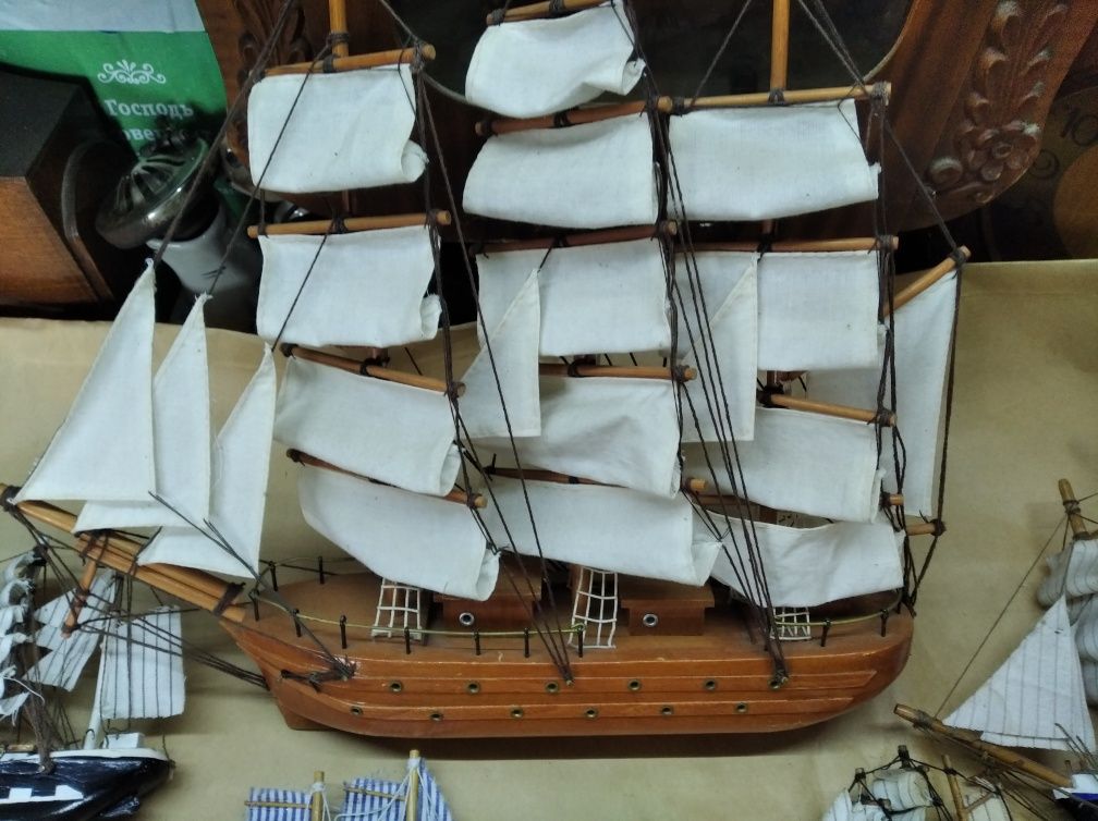 Колекція дерев'яних корабликів        .