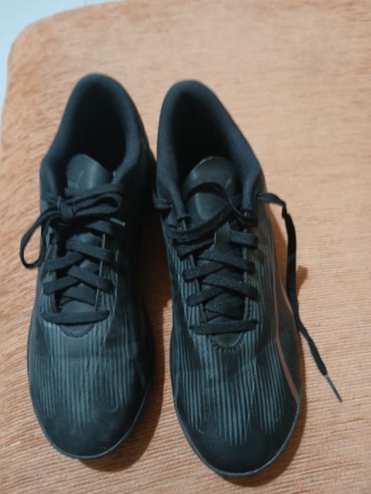 Chuteira da puma preta e rosé