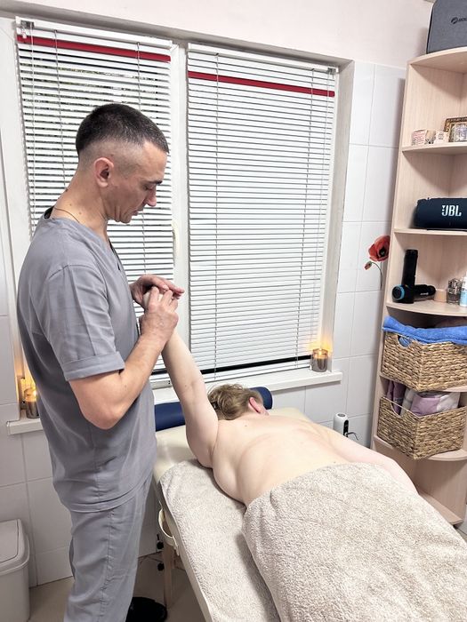 Лікувальний масаж при остеохондрозі,протрузіях та сколіозі!
