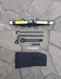 Домкрат и набор инструментов для Kia Sportage SL / Hyundai Tucson LM