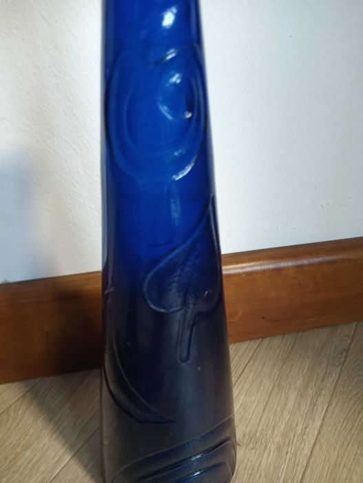 Szklana butelka wazon granatowy