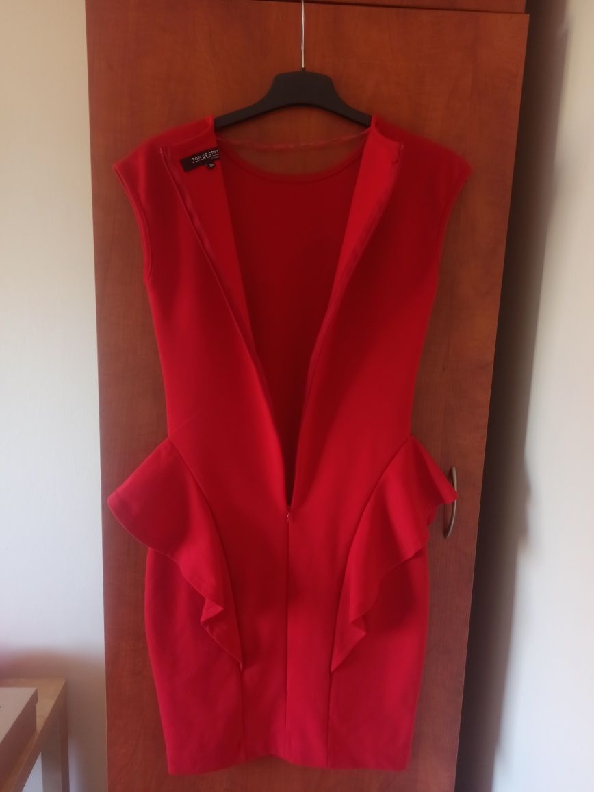 Elegancka czereona dopasowana sukienka