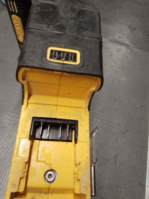 DeWalt  DCH273 młotowiertarka uszkodzona