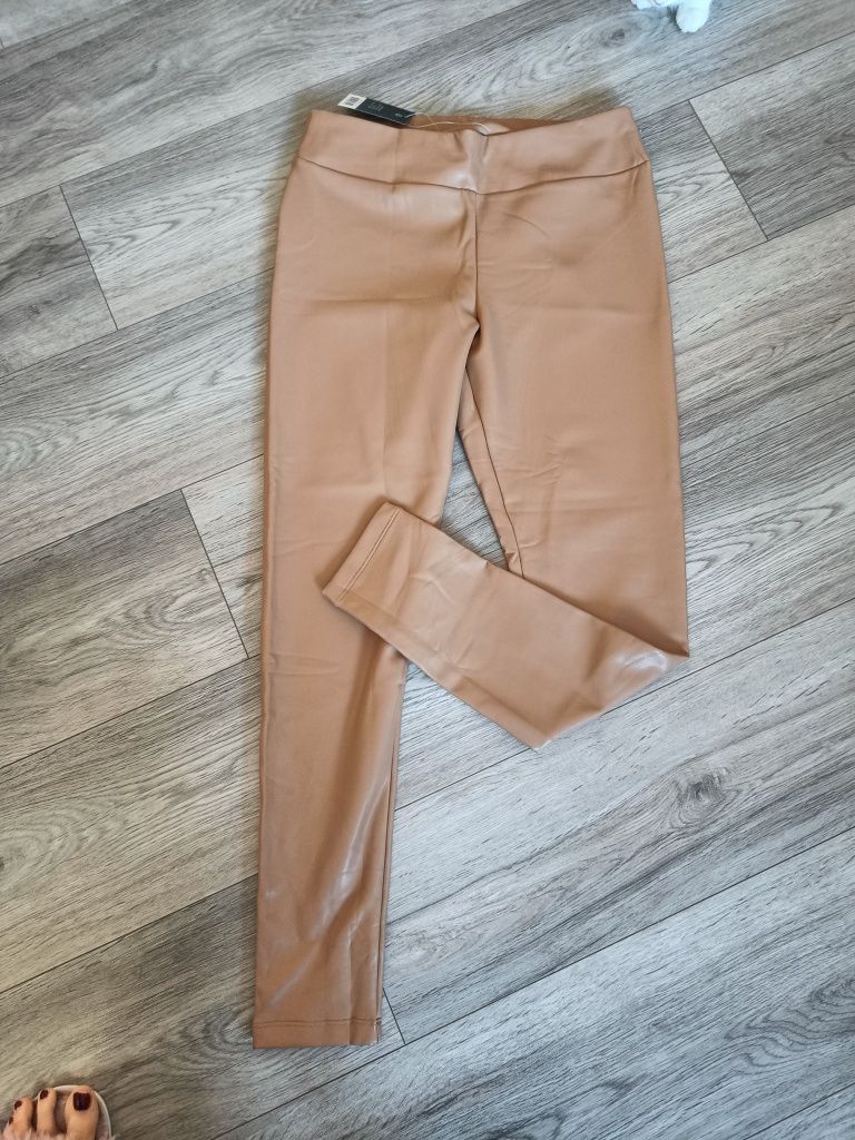 Karmelowe leginsy ekoskóra 40