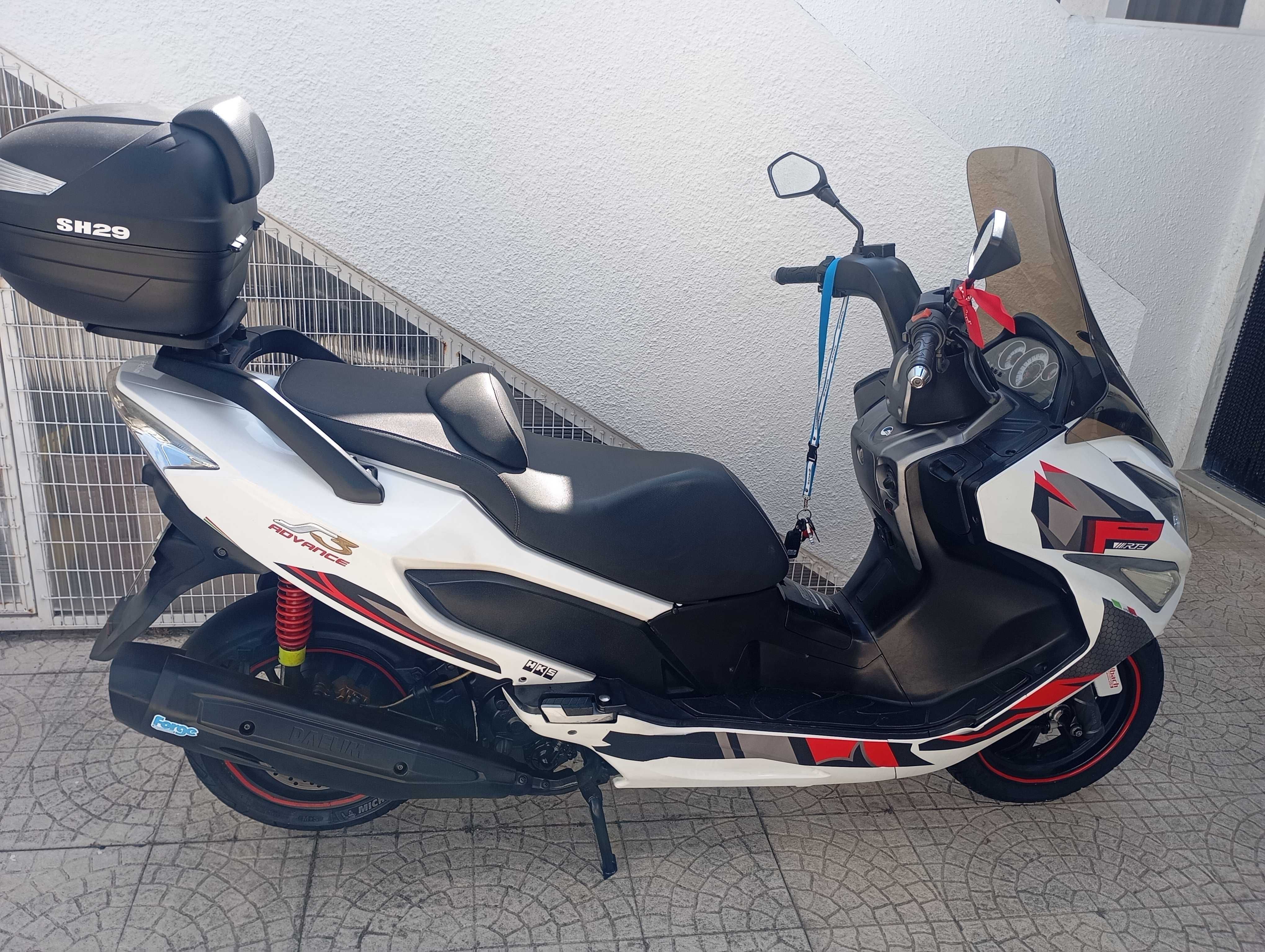 Troco auto ou 125 cc-scooter 250 CC daelim S3 advance modelo 2019