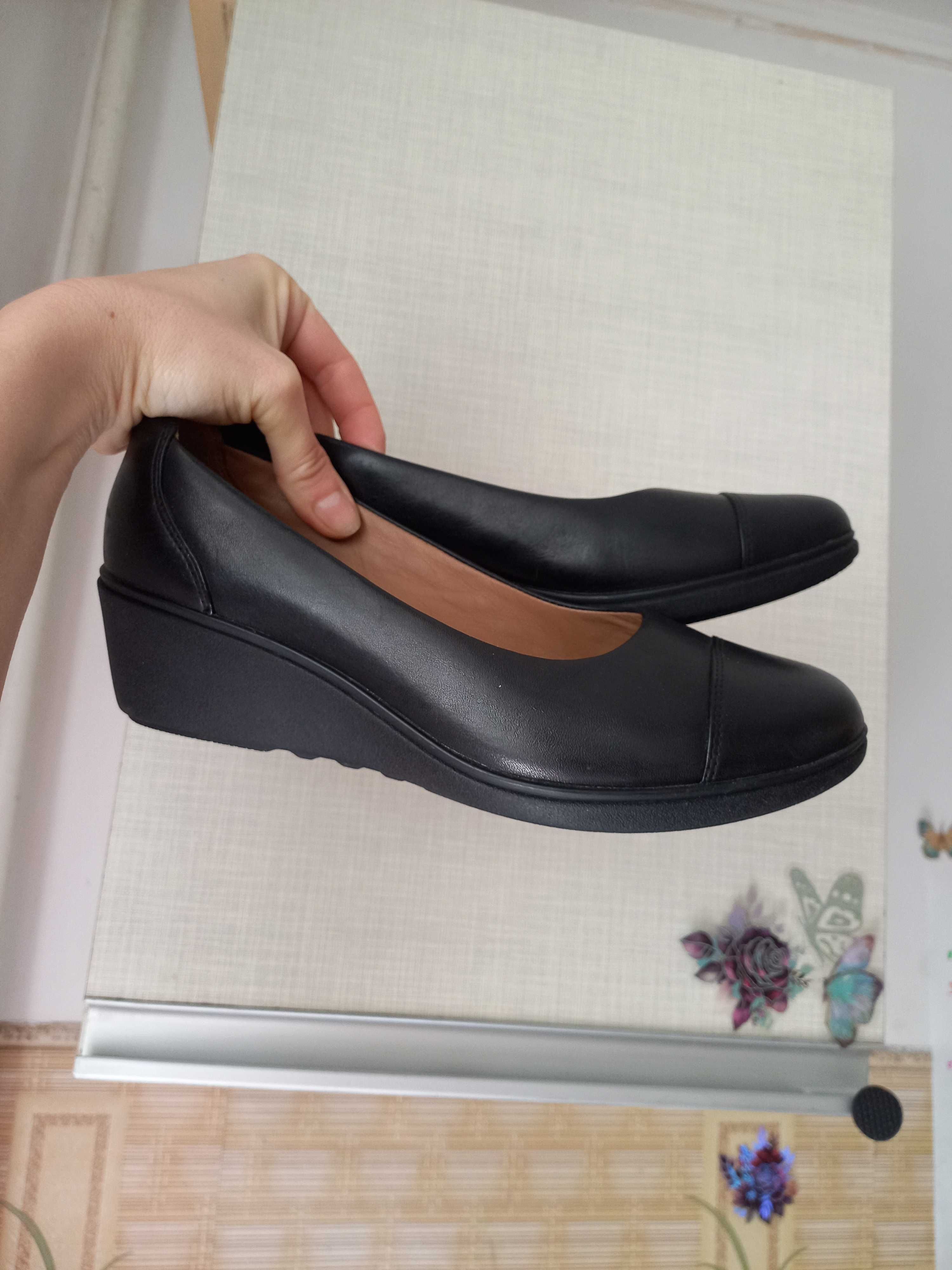 Продам зручні м'які ортопедичні шкіряні лодочки Clarks 37.5 р танкетка