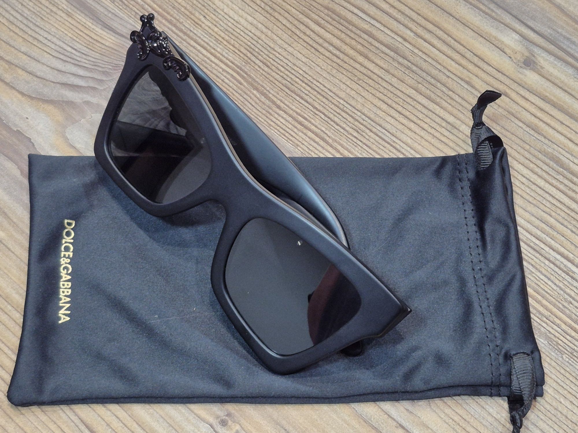 Matowe czarne, ekstrawaganckie okulary przeciwsłoneczne DG 4434 od D&G