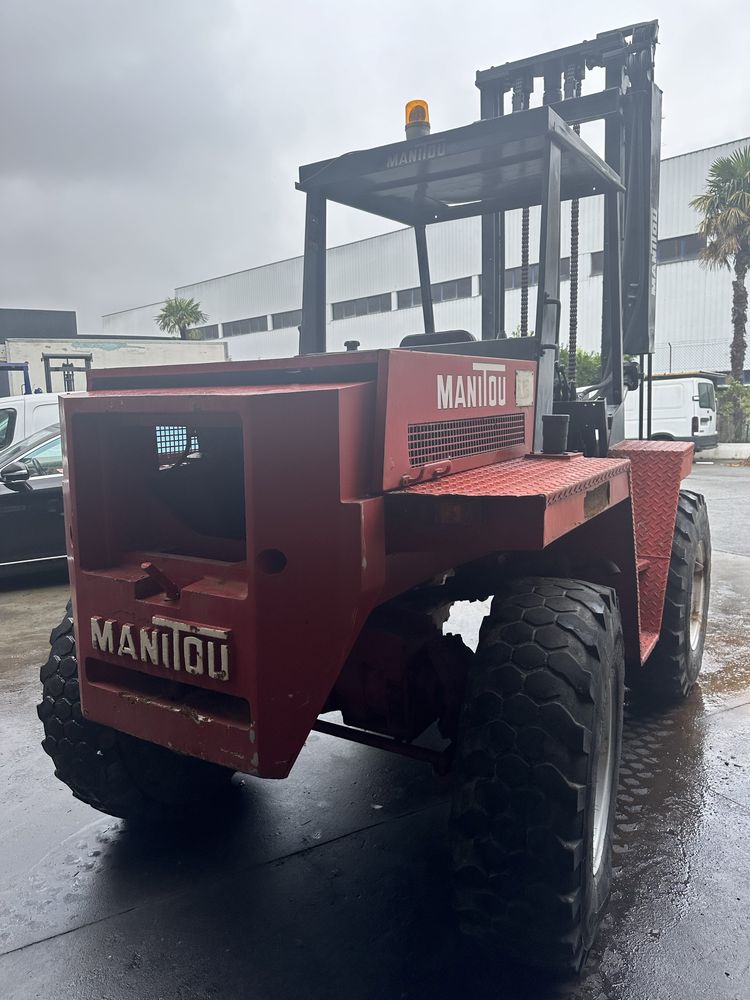 Manitou de 3000 kgrs 4x4 com garfos etriplex eleva a 8 metros