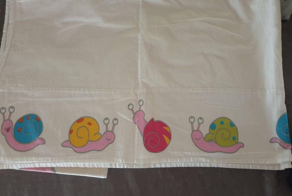 Lençol branco com beira decorada