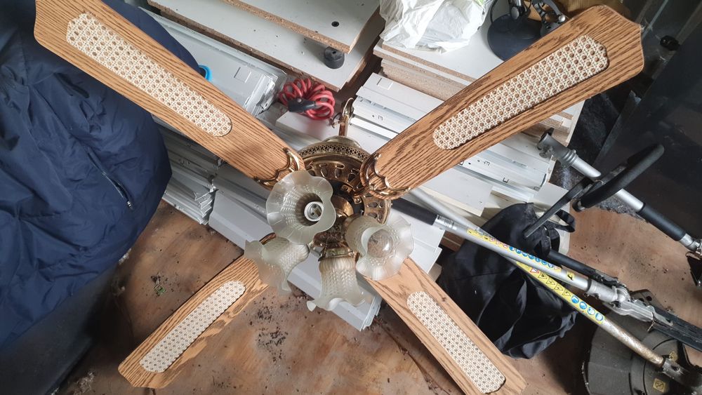 wentylator sufitowy z oświetleniem.