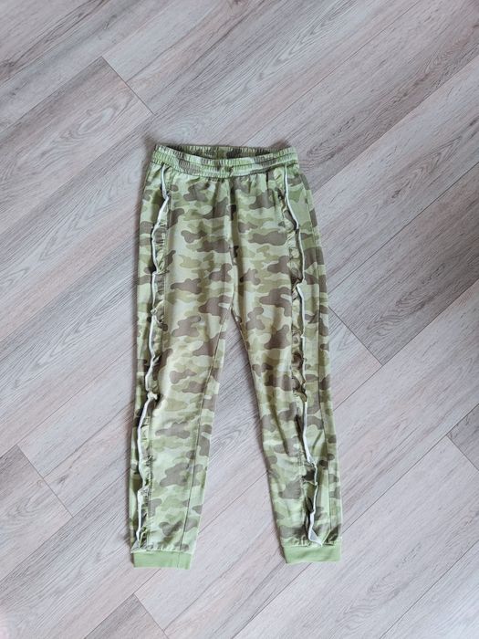 Dresowe spodnie moro Kappahl