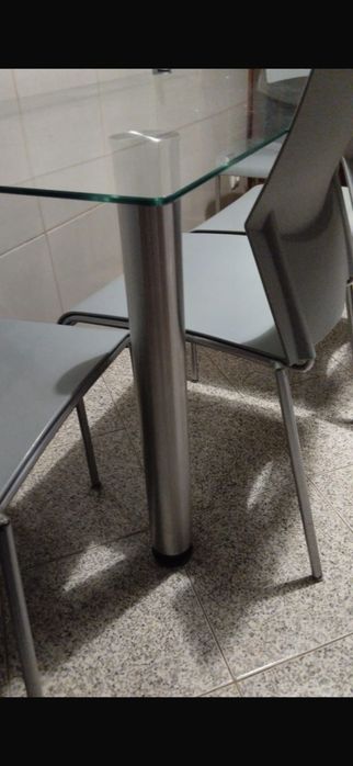 Mesa de vidro e 4 cadeiras