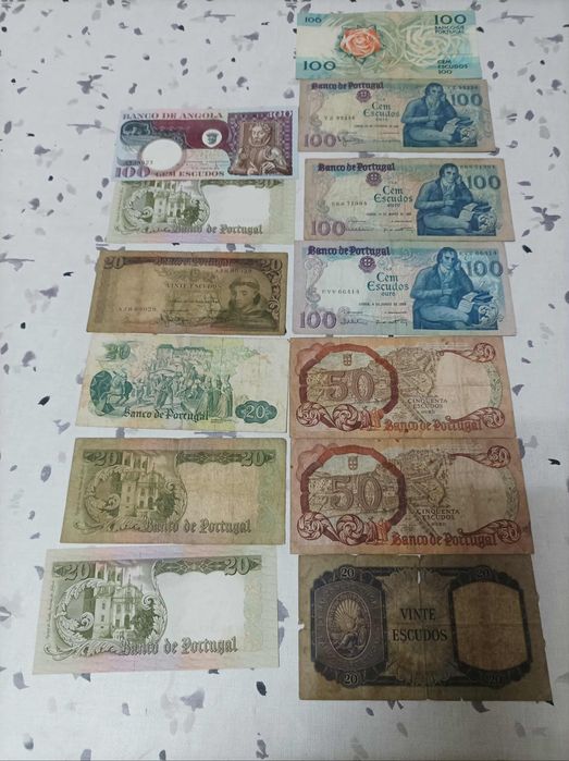 Moedas de escudos e notas de vários países