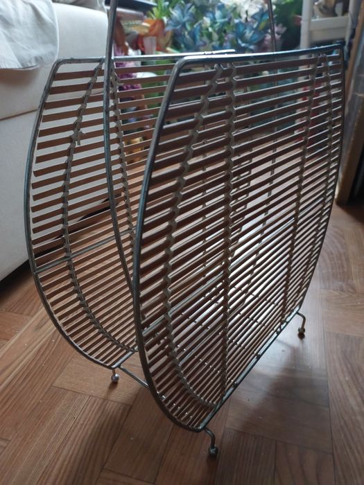 Gazetownik pokojowy.