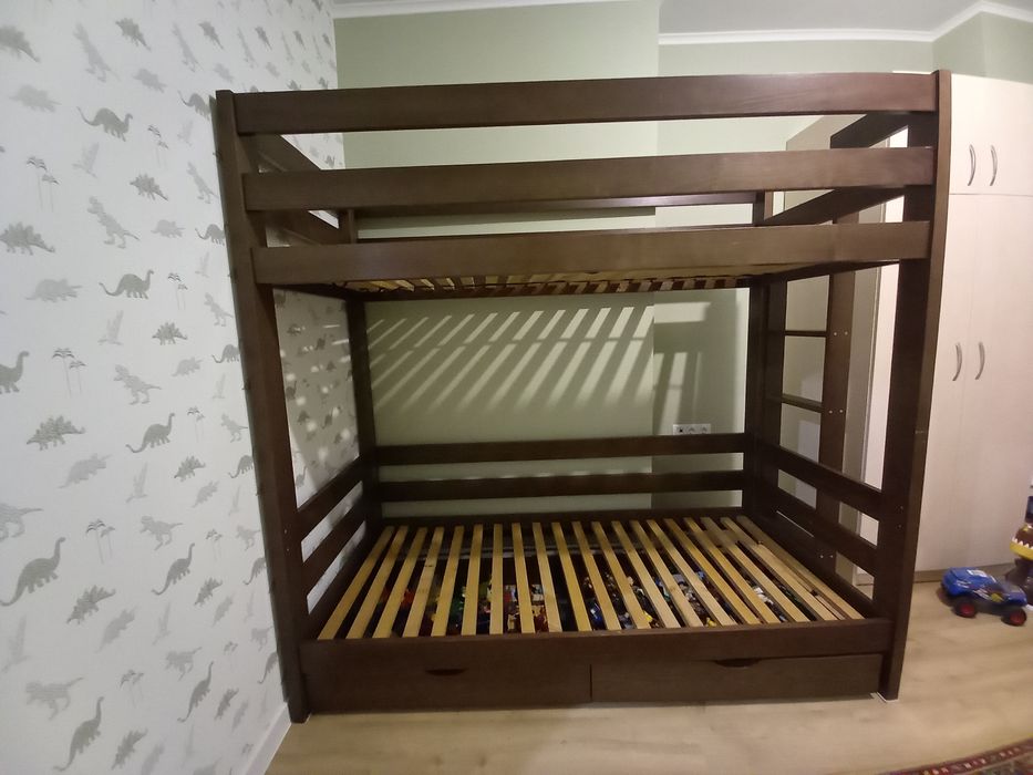 Двох'ярусне ліжко