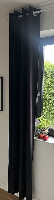Czarna zaslona welurowa na przelotki 250cm 6 sztuk