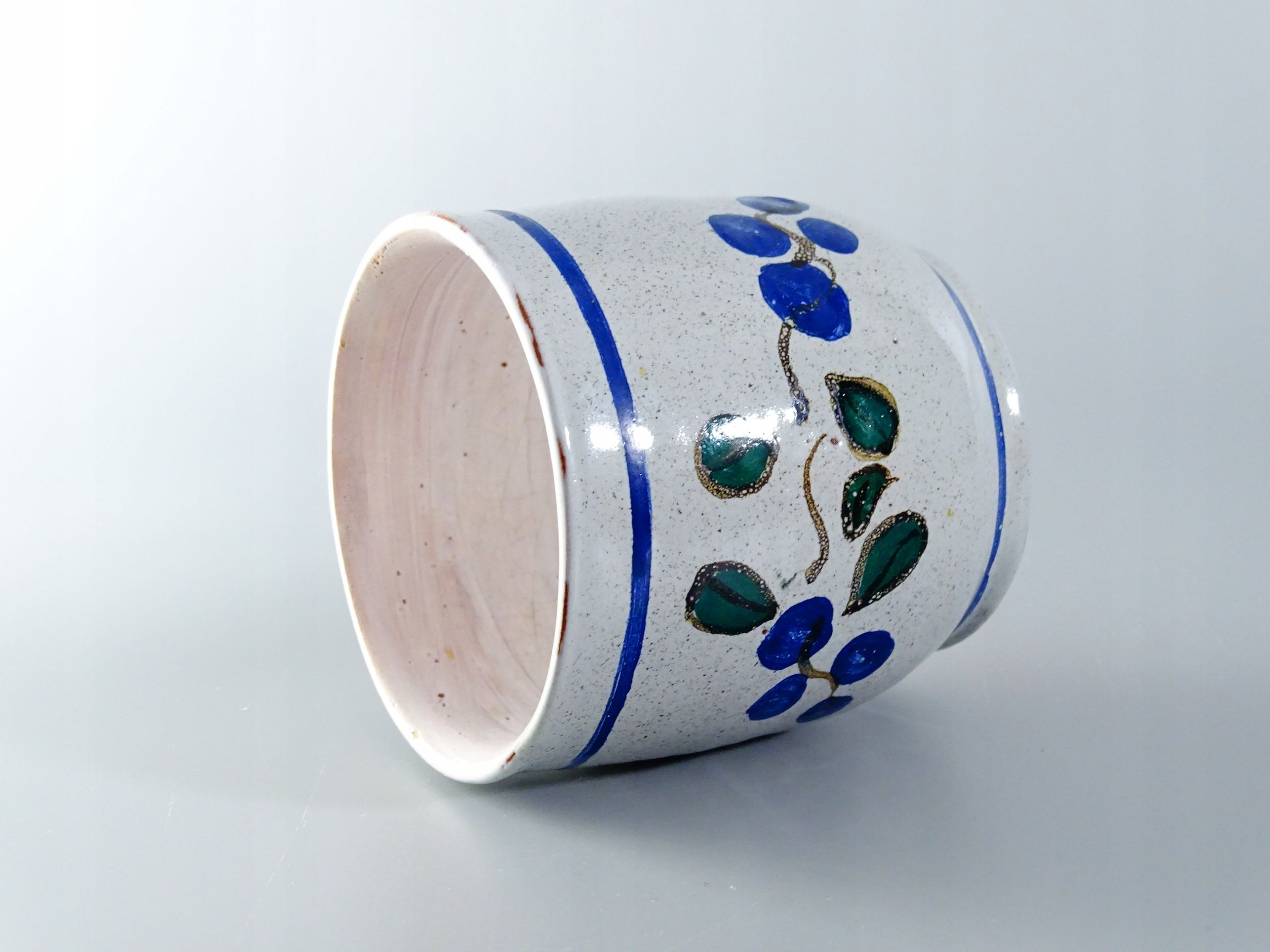 ceramiczny kubek pojemnik koło garncarskie