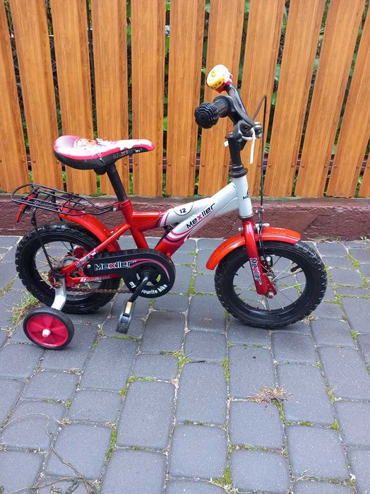 Rower mały dla dziecka które zaczyna się uczyć jeździć rowerem