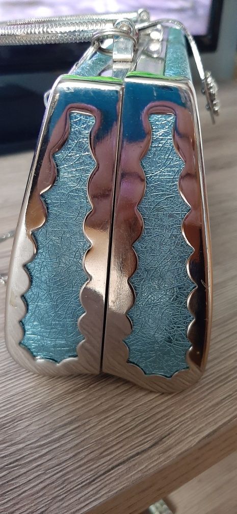 Torebka z metalowym uszkiem