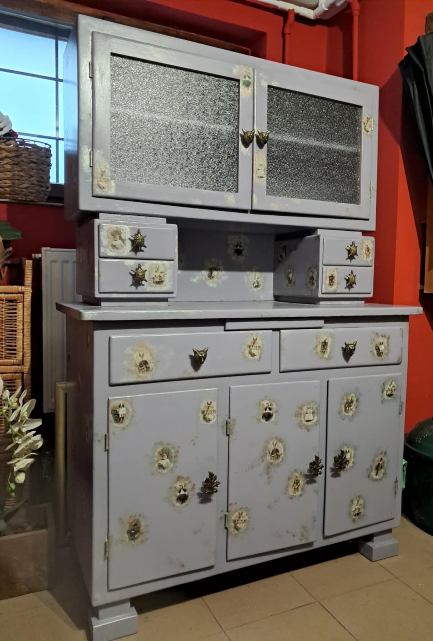 Kredens w stylu vintage