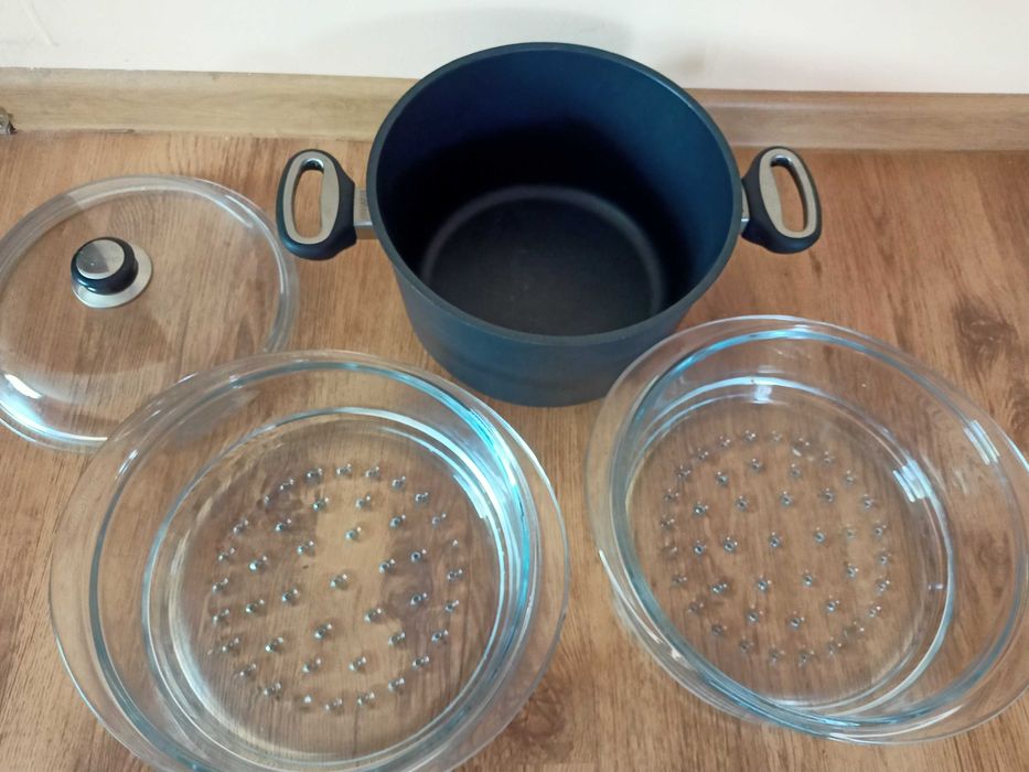 Trzypoziomowy, uniwersalny parowar.