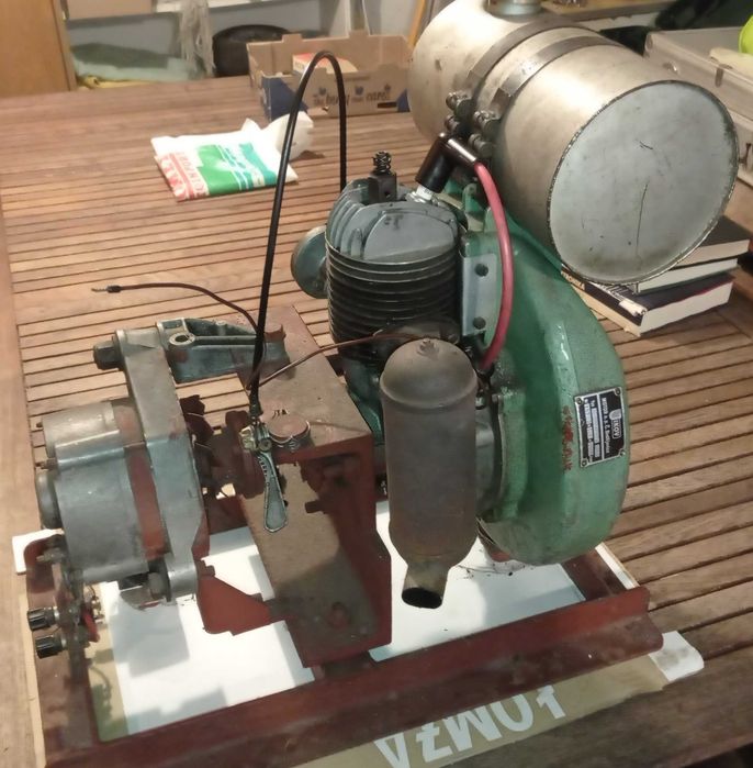 Stary silnik dwusuwowy IKOV